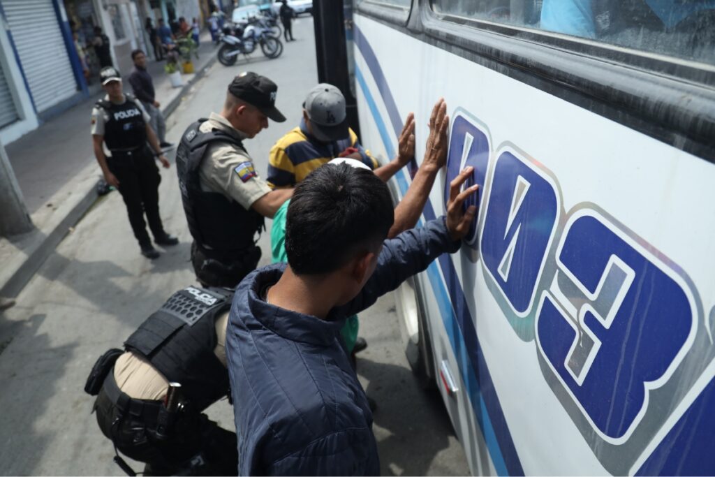 Operativo policial y militar a adultos y menores de una línea de buses en Durán.