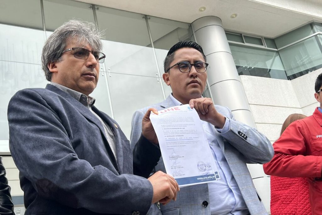 Andrés Quishpe, presidente de la UNE, presentó demanda contra la Ley de Integridad Pública.