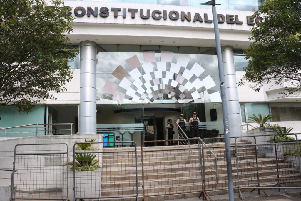 Una juez de la Corte Constitucional (CC) revisa una demanda de inconstitucionalidad contra la Ley de Solidaridad Nacional.
