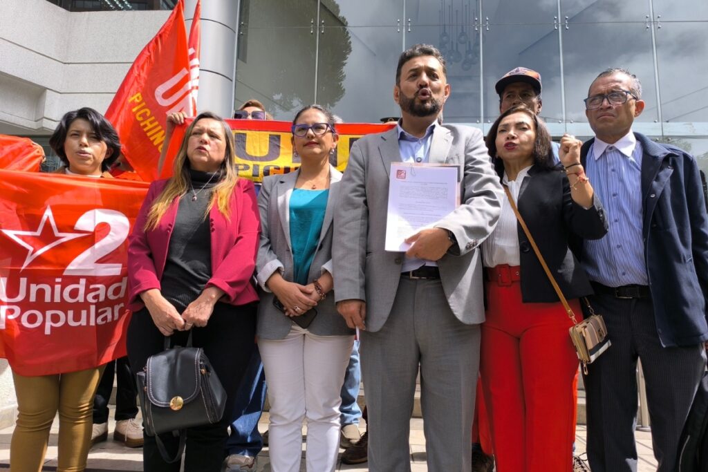 Dirigentes del partido Unidad Popular en la presentación de la segunda demanda de inconstitucionalidad contra la Ley de Solidaridad Nacional.