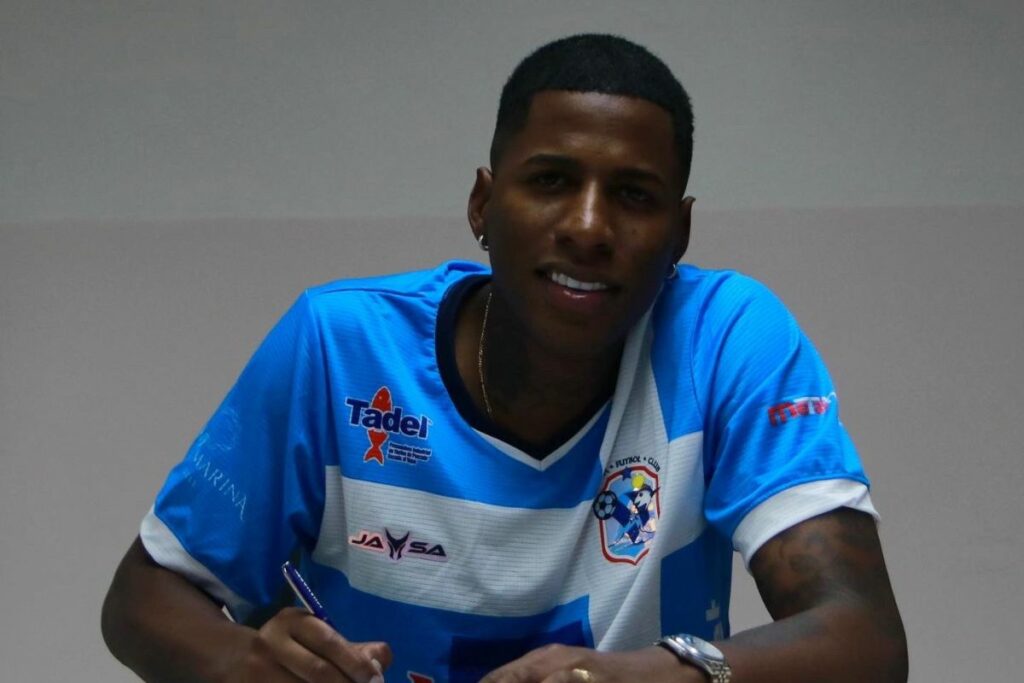 Liberman Torres en la firma del contrato como nuevo jugador del Manta FC.