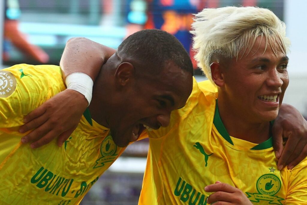 Iqraam Rayners (i) celebra el gol marcado con el Mamelodi en el Mundial de Clubes 2025.