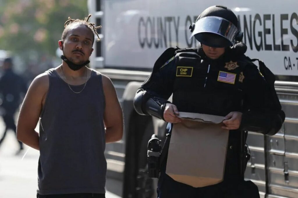 Un manifestante resulta arrestado y subido a un autobús de transporte durante las protestas provocadas por las redadas a los migrantes en Los Ángeles.