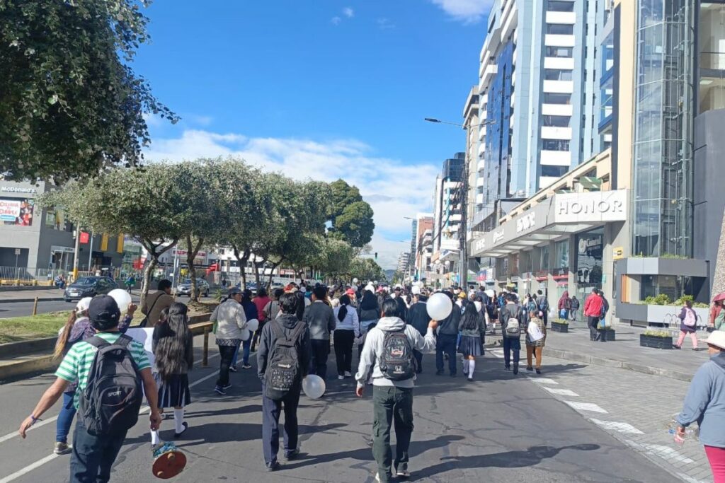 Un colegio del norte de Quito fue el punto de partida de la marcha.