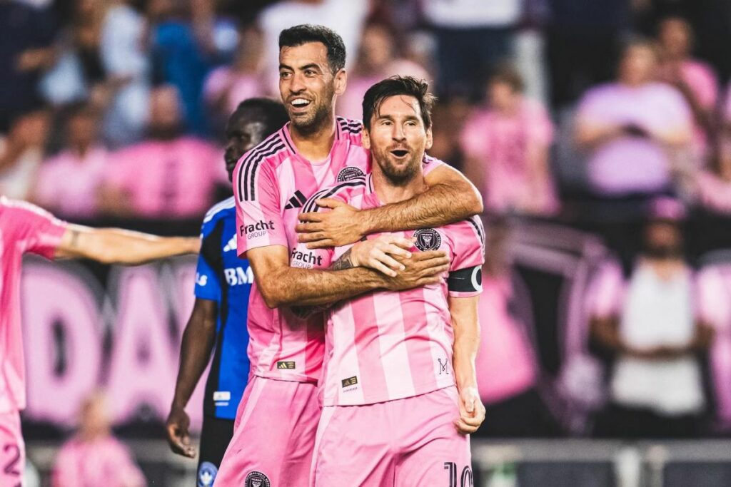 Lionel Messi y Sergio Busquets celebran un gol con el Inter Miami.