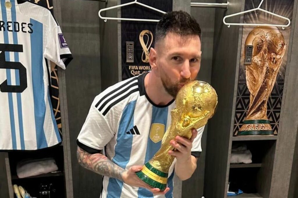 Lionel Messi con el trofeo de la Copa del Mundo ganado con Argentina en Catar 2022.