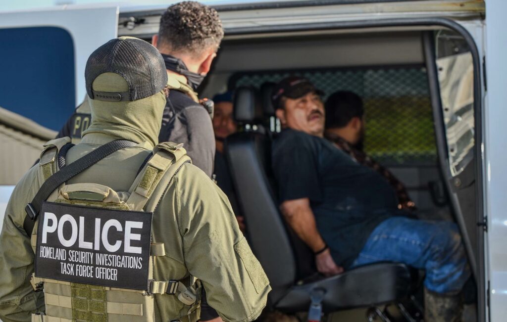 Fotografía cedida por el Servicio de Control de Inmigración y Aduanas (ICE) donde aparecen dos agentes de su Oficina de Investigaciones de Seguridad Nacional (HSI) durante el arresto de inmigrantes indocumentados este martes, en el hipódromo Delta Downs, Luisiana (Estados Unidos).