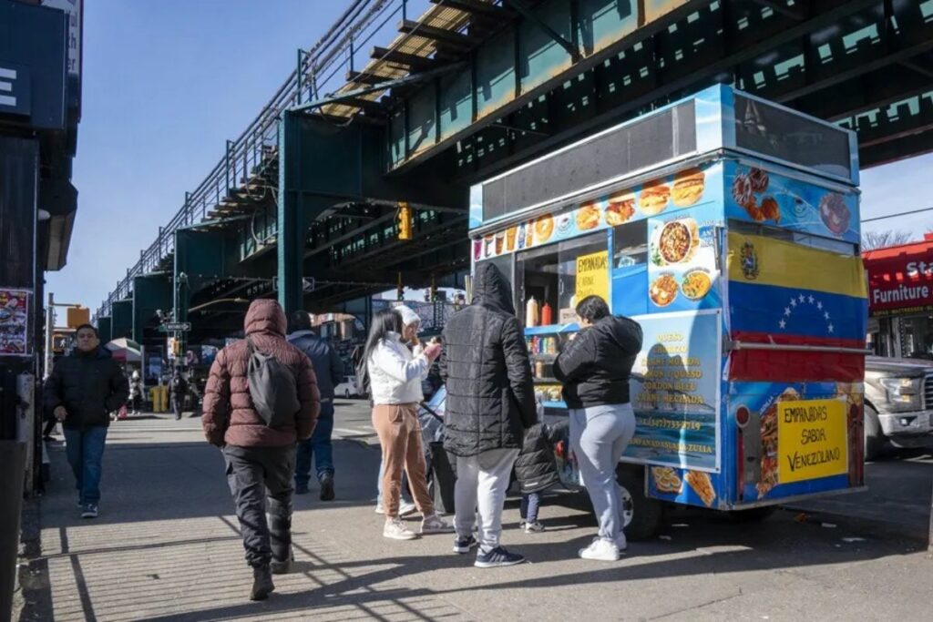 Fotografía de archivo de personas en un puesto de comida callejera este miércoles, en Queens Nueva York (Estados Unidos).