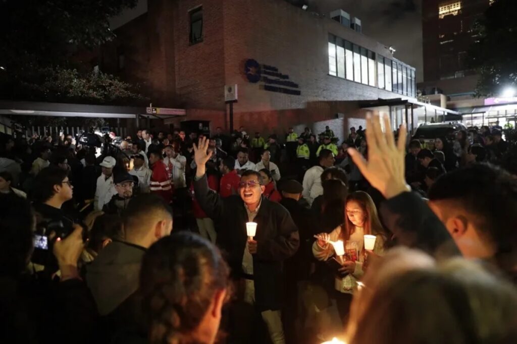 Las personas hacen vigilia fuera de la clínica donde es atendido Miguel Uribe y el menor que es sospechoso del atentado se declaró inocente.