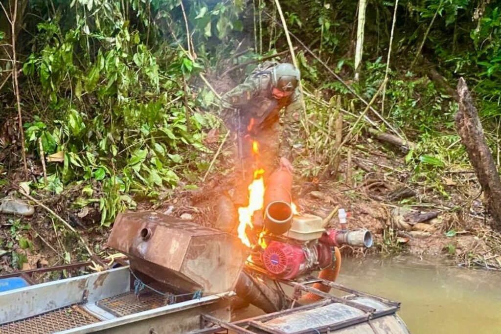 Soldados destruyen maquinaria minera ilegal en la Amazonía ecuatoriana.