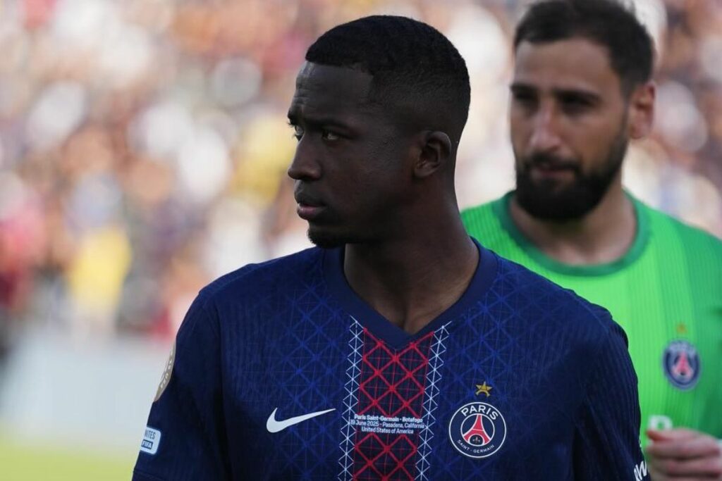 Willian Pacho con el PSG en un partido del Mundial de Clubes 2025.