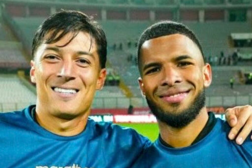Alan Franco (i) y Pedro Vite celebran en Perú la clasificación de la Selección de Ecuador al Mundial 2026.