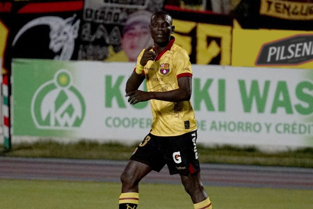 Janner Corozo celebra uno de los tres goles que le marcó a Mushuc Runa en Riobamba.