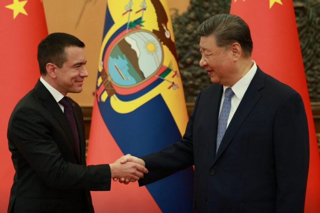 Daniel Noboa saludando al presidente de China, Xi Jinping