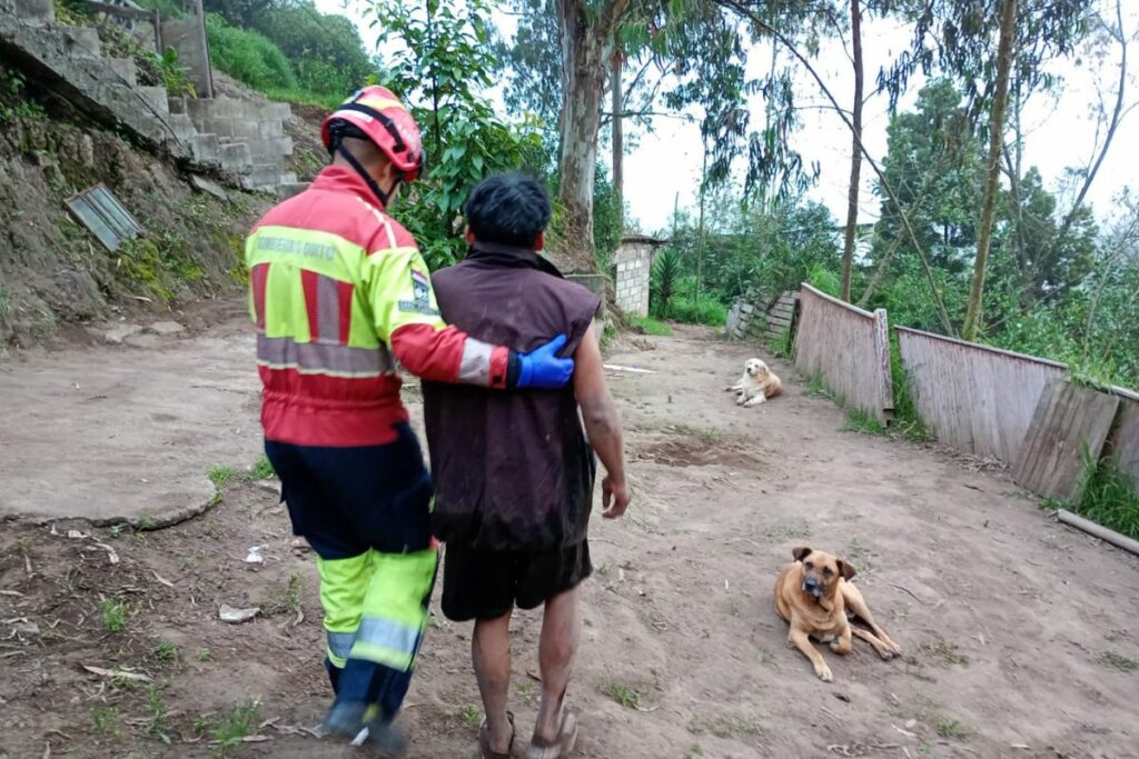 Cuerpo de Bomberos atendieron emergencia en Quito y una persona falleció en quebrada de Quito. Foto: X Bomberos