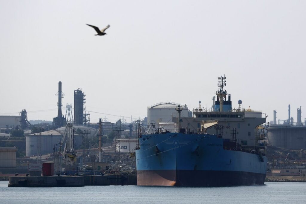 El precio del petróleo cae tras alto el fuego entre Israel e Irán