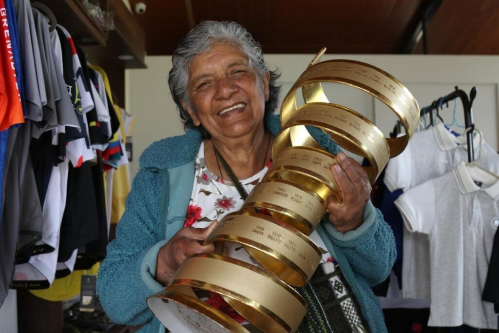Ana Luisa Montenegro, madre de Richard Carapaz, sostiene el trofeo de campeón del Giro de Italia 2019. En este 2025, 'Richie' logró un tercer lugar.