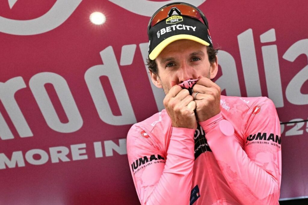Simon Yates ganó el Giro de Italia 2025 en el que Richard Carapaz alcanzó el tercer lugar.