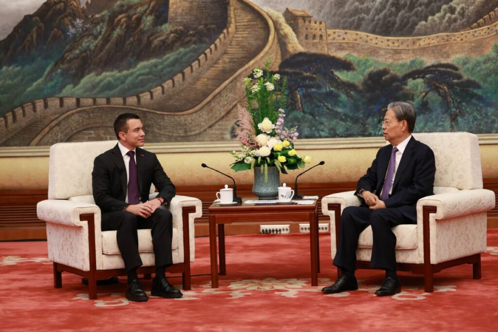 Daniel Noboa con Zhao Leji, presidente del Comité Permanente de la Asamblea Popular Nacional de China.