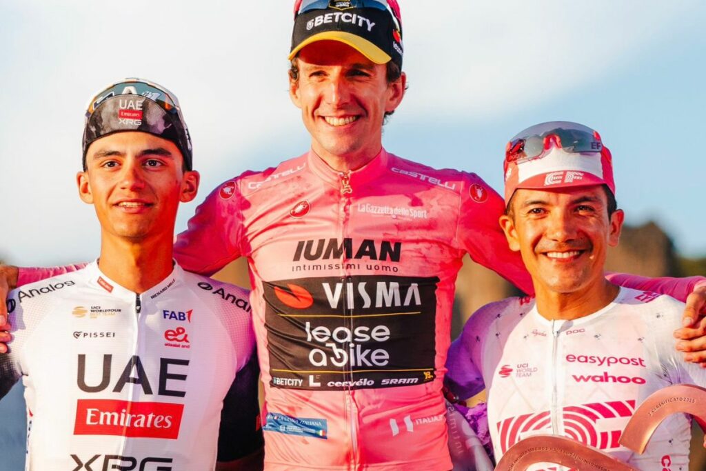El ecuatoriano Richard Carapaz (der.) en el podio del Giro de Italia junto a Isaac del Toro y Simon Yates. ‘Richie’ escaló al Top 10 del ranking mundial tras la Corsa Rosa.