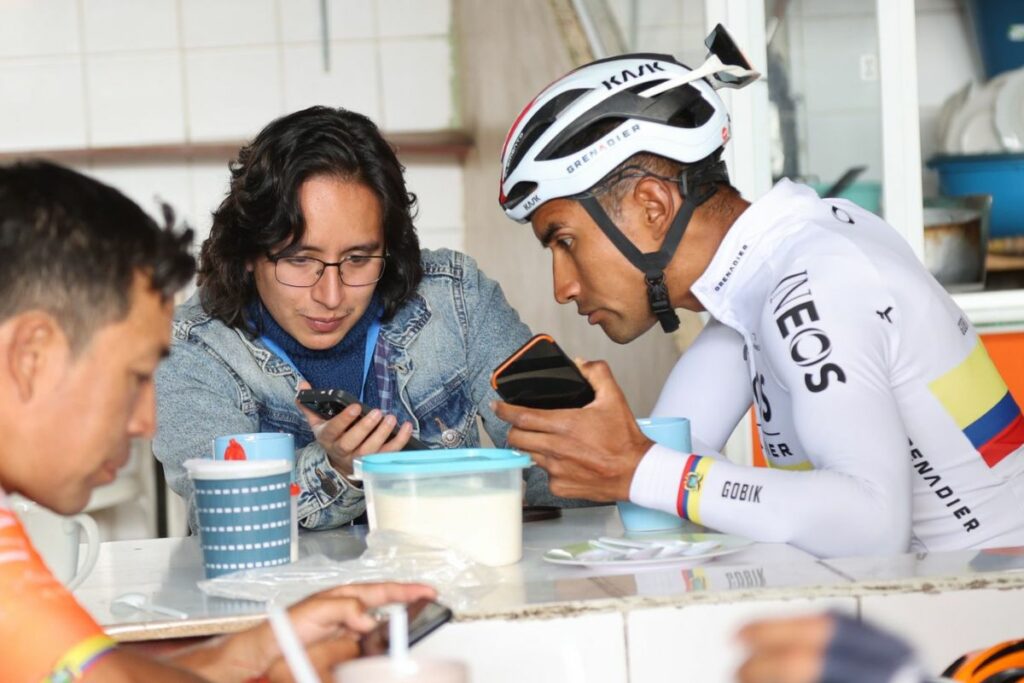 Jhonatan Narváez (der.) junto a Paulo Álvarez durante la entrevista en Cotacachi, en julio de 2024.