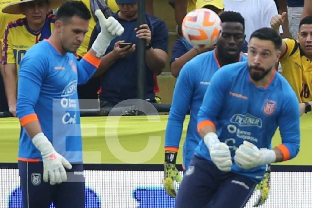 Gonzalo Valle (izq.), Cristian Ramírez y Hernán Galíndez (der.) en la práctica antes del partido Ecuador vs. Brasil.