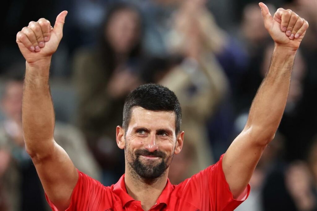Novak Djokovic agradece al público después de perder ante Jannik Sinner en Roland Garros.