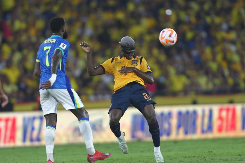 Moisés Caicedo (der.) es el jugador mejor valorado del cotejo Ecuador vs. Perú.
