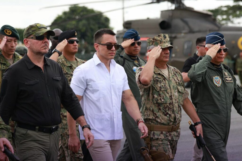 El presidente Daniel Noboa en la entrega de helicópteros al Ejército.