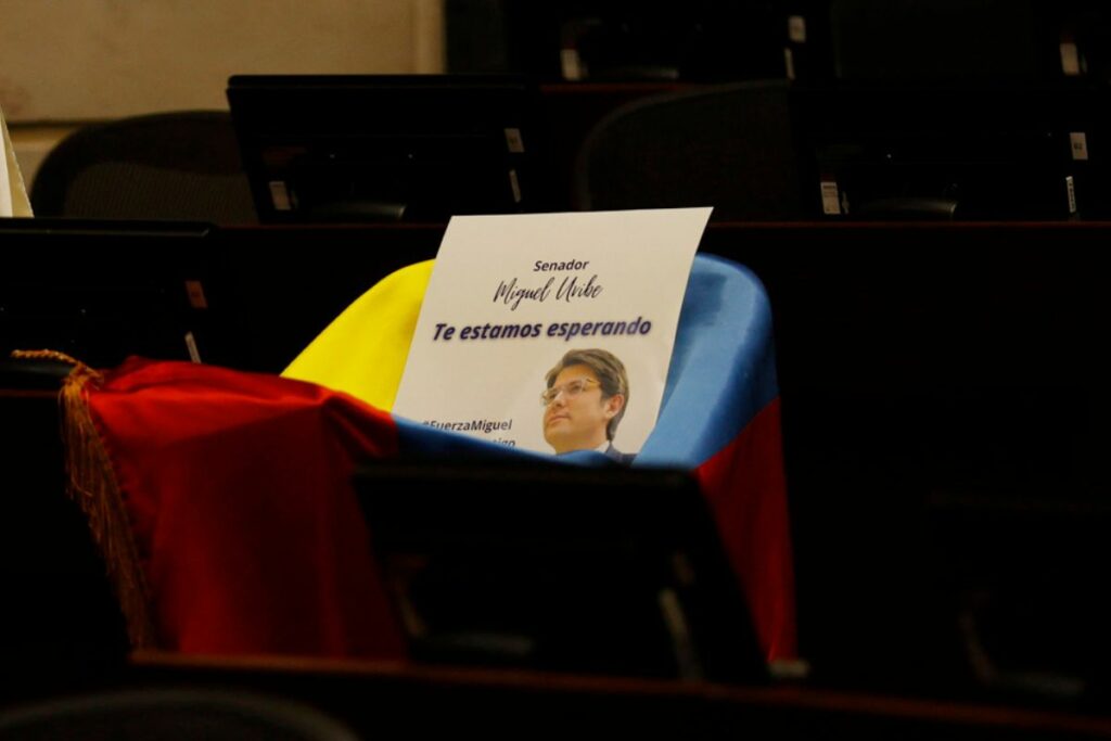 Fotografía de la curúl del senador Miguel Uribe Turbay cubierta con la bandera de Colombia este lunes, en Bogotá (Colombia).