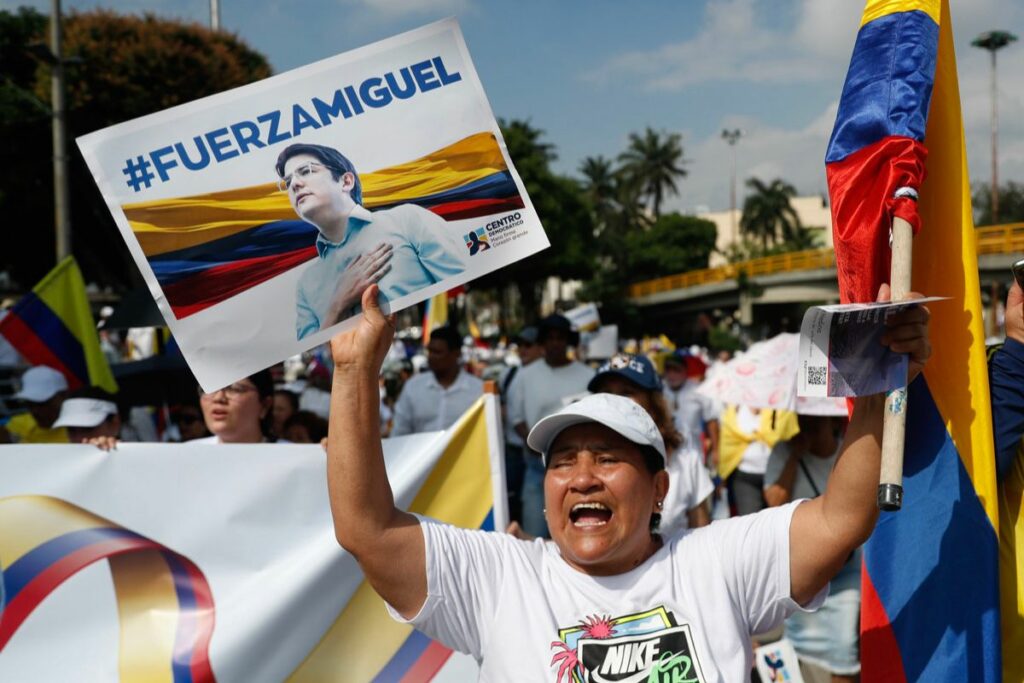 Personas se manifiestan con carteles y banderas durante la "Marcha del silencio" este domingo, en Cali (Colombia).
