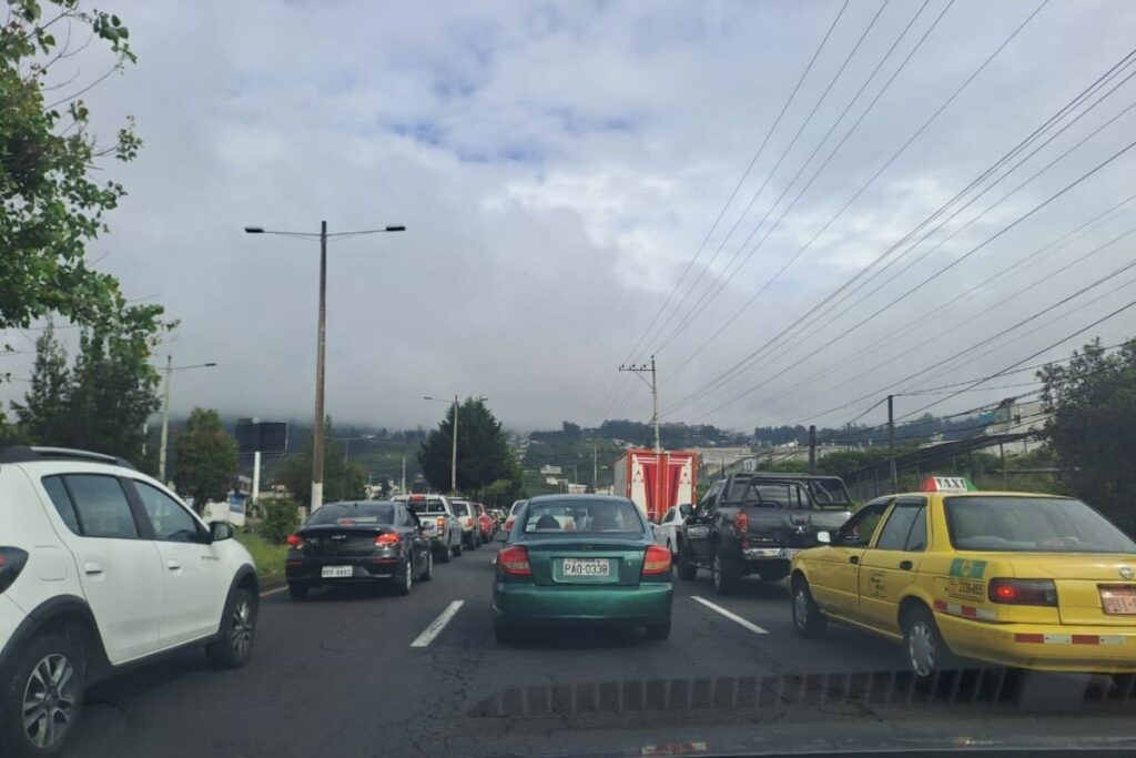 Usuarios de la Autopista General Rumiñahui reportaron fuerte congestión.