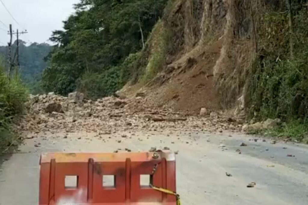 Vía Alóag-Santo Domingo se encuentra cerrada.