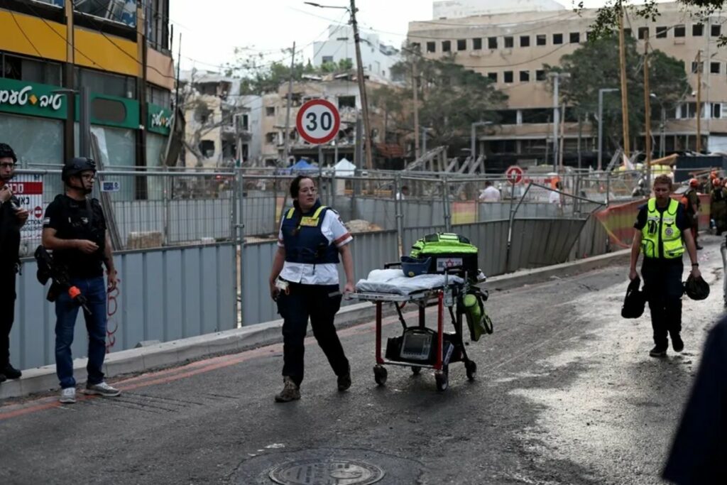 Las autoridades evacúan la ciudad.