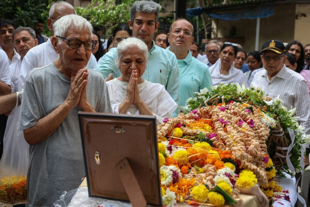 El padre (i) del capitán Sumeet Sabharwal, piloto del vuelo AI171 de Air India, rinde homenaje a los restos mortales antes del funeral este martes en Bombay, India.
