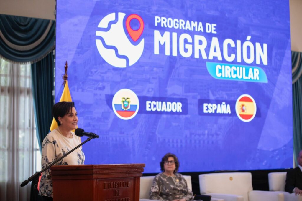 La canciller, Gabriela Sommerfeld, y la Ministra de Trabajo (der.) participóaron