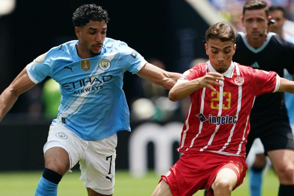 Omar Marmoush DEL Manchester City ante Oussama Zemraoui del Wydad AC en el Mundial de Clubes.