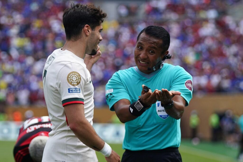 Pedro Neto, del Chelsea, y el árbitro Ivan Bartos durante el partido entre Flamengo y Chelsea en el Mundial de Clubes 2025. Los ecuatorianos Moisés Caicedo y Gonzalo Plata comenzaron como titulares.