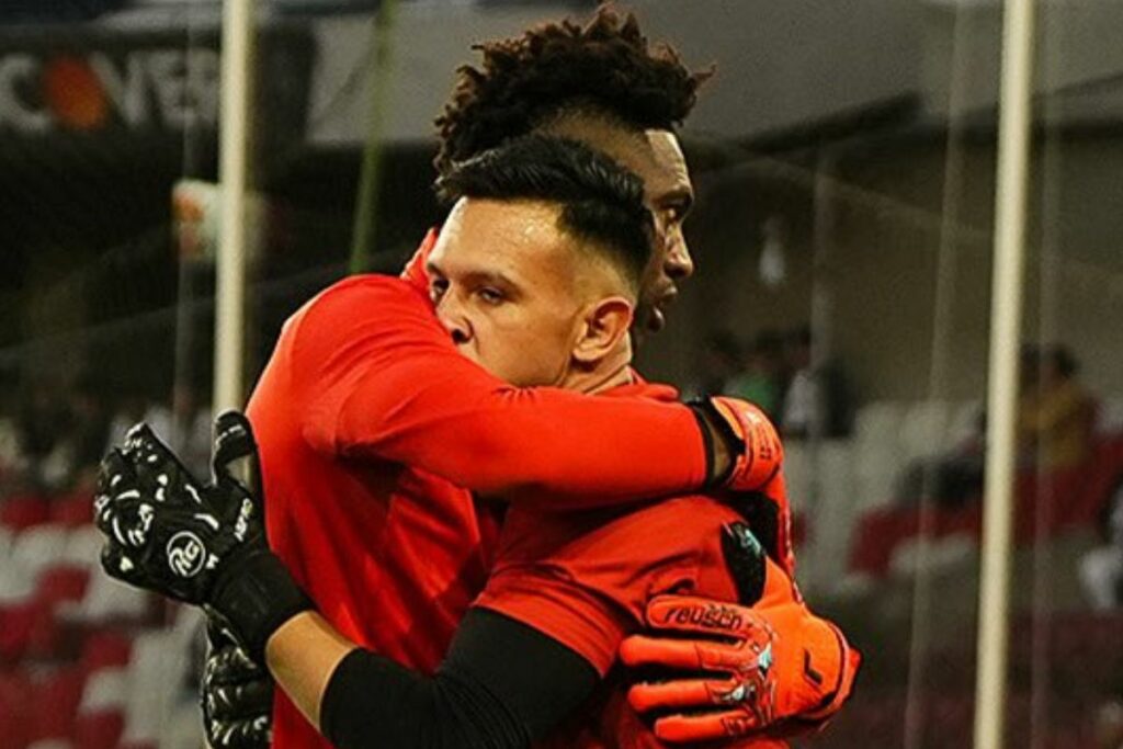 Gonzalo Valle y Alexander Domínguez, arqueros de Liga de Quito, fueron protagonistas en el partido entre LDU y Barcelona SC por la Liga Pro 2025, un encuentro que generó controversia debido a los cobros adicionales por la transmisión del partido.