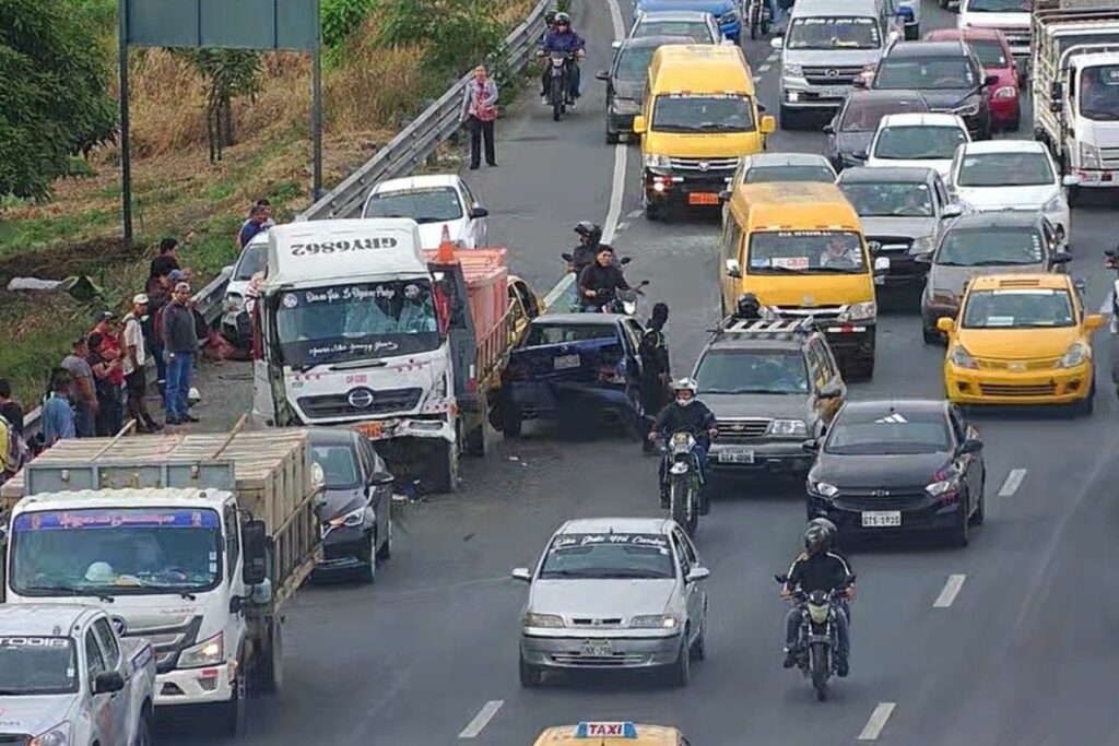 Al menos tres siniestros de tránsito colapsaron la vía Perimetral, en Guayaquil.