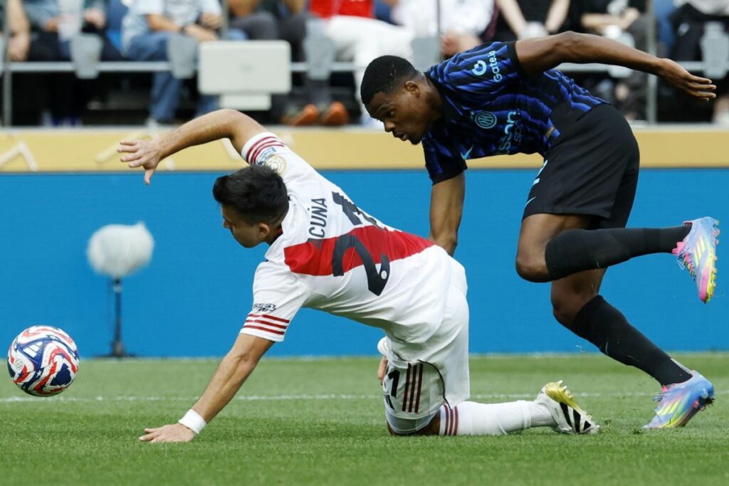 Denzel Dumfries (der.) del Inter de Milán ante Marcos Acuña del River Plate.Ambos deportistas se citaron para pelear tras el partido.