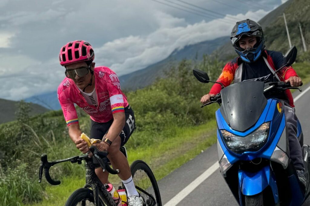 Pato Aguilar en un entrenamiento con Richard Carapaz.