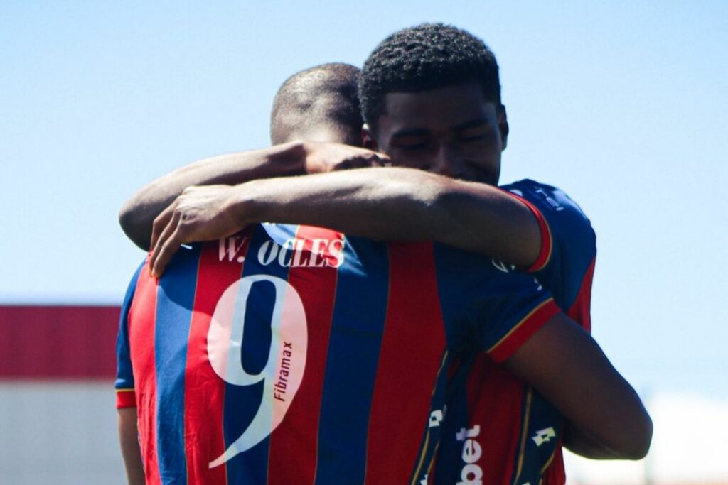 Jugadores del Deportivo Quito festejan un gol en la Segunda Categoría. La 'Academia' será local otra vez en el estadio Olímpico Atahualpa.
