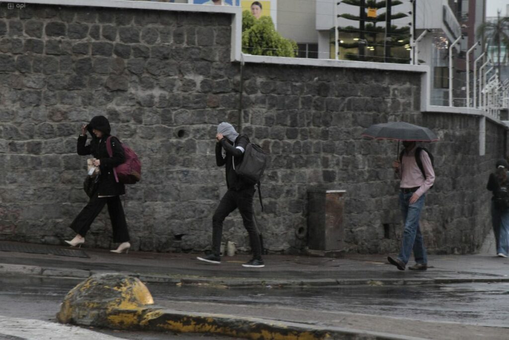 Quito registra lloviznas en algunos sectores este lunes.