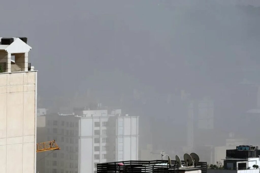 Foto del humo en Teherán luego de un ataque de Israel.