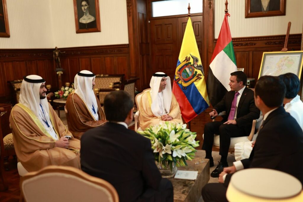 El presidente Daniel Noboa se reunió con Thani bin Ahmed Al Zeyoudi, ministro de Comercio de Emiratos Árabes Unidos, en mayo.