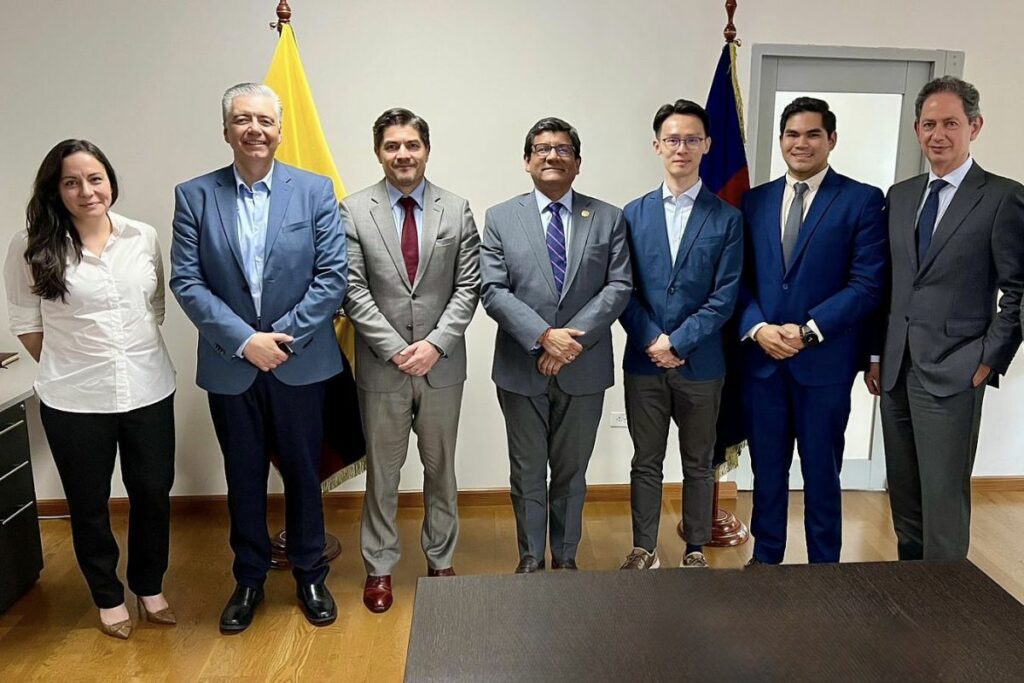 El ministro de Producción, Luis Jaramillo (centro), con los representantes de Temu.