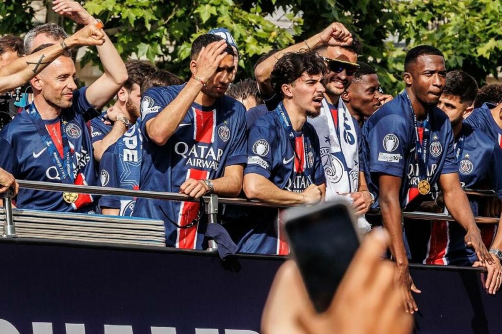 Willian Pacho (der.) durante los festejos del PSG en París este 1 de junio del 2025, tras la conquista de la Champions League.
