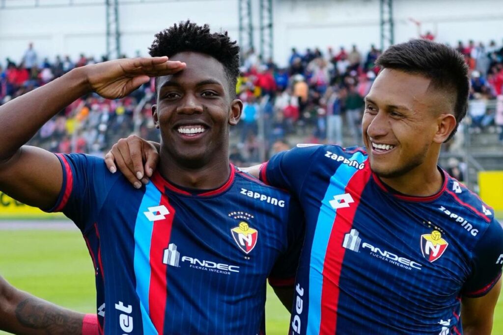 Djorkaeff Reasco y Darío Pazmiño festejan uno de los goles de El Nacional ante Mushuc Runa en la Liga Pro.