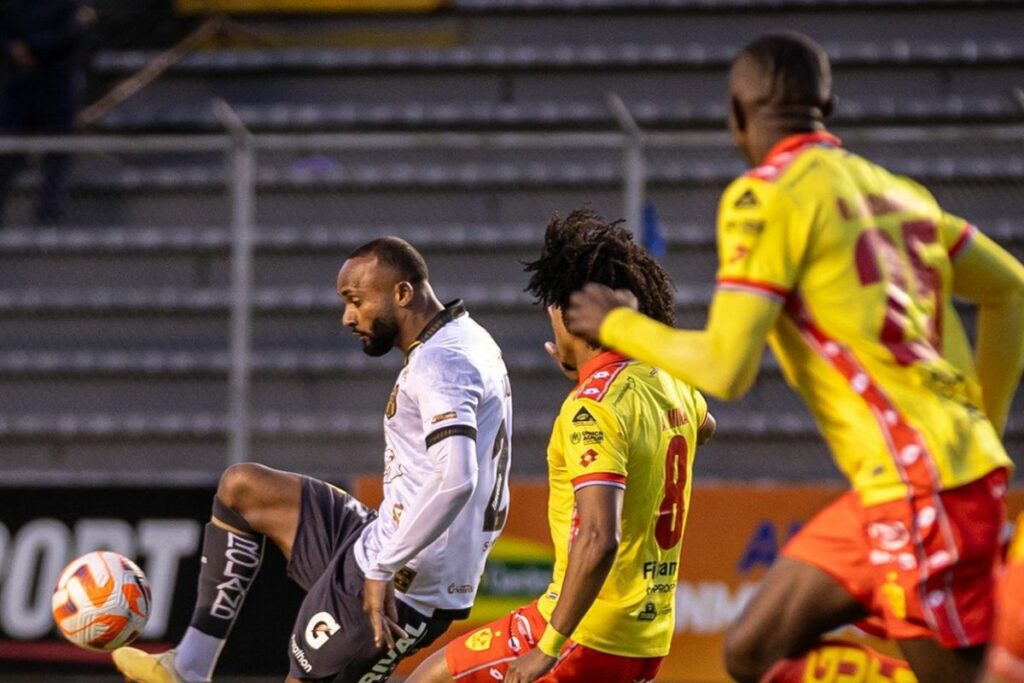 Aucas y Barcelona SC se enfrentaron en Quito el 1 de junio del 2025.